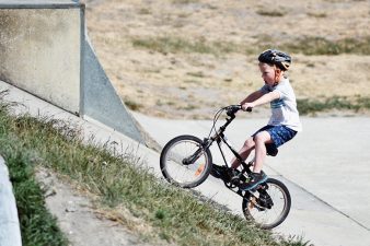 ילד על אופניים חשמליים