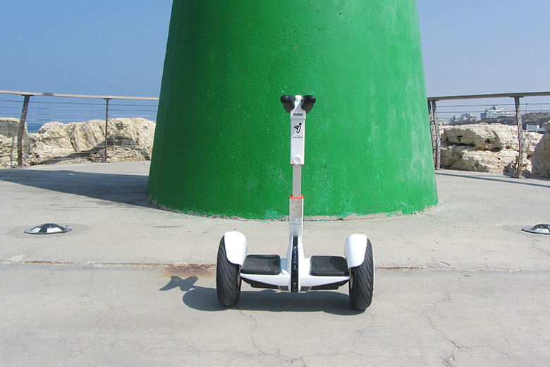 סגווי מיני פרו על רקע מגדל אור ירוק